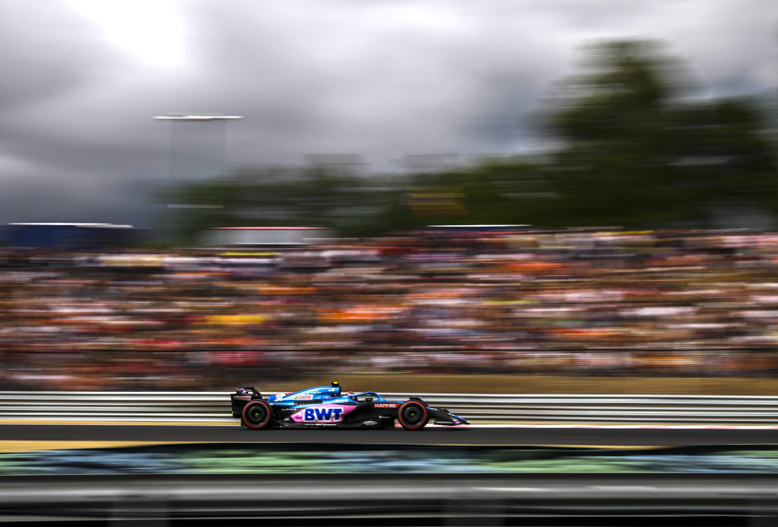 epa10098733 Spanish Formula One driver Fernando Alonso of Alpine F1 Team in action during the qualification session of the Formula One Grand Prix of Hungary at the Hungaroring circuit in Mogyorod, near Budapest, Hungary, 30 July 2022. The Formula One Grand Prix of Hungary will take place on 31 July 2022.  EPA/CHRISTIAN BRUNA
