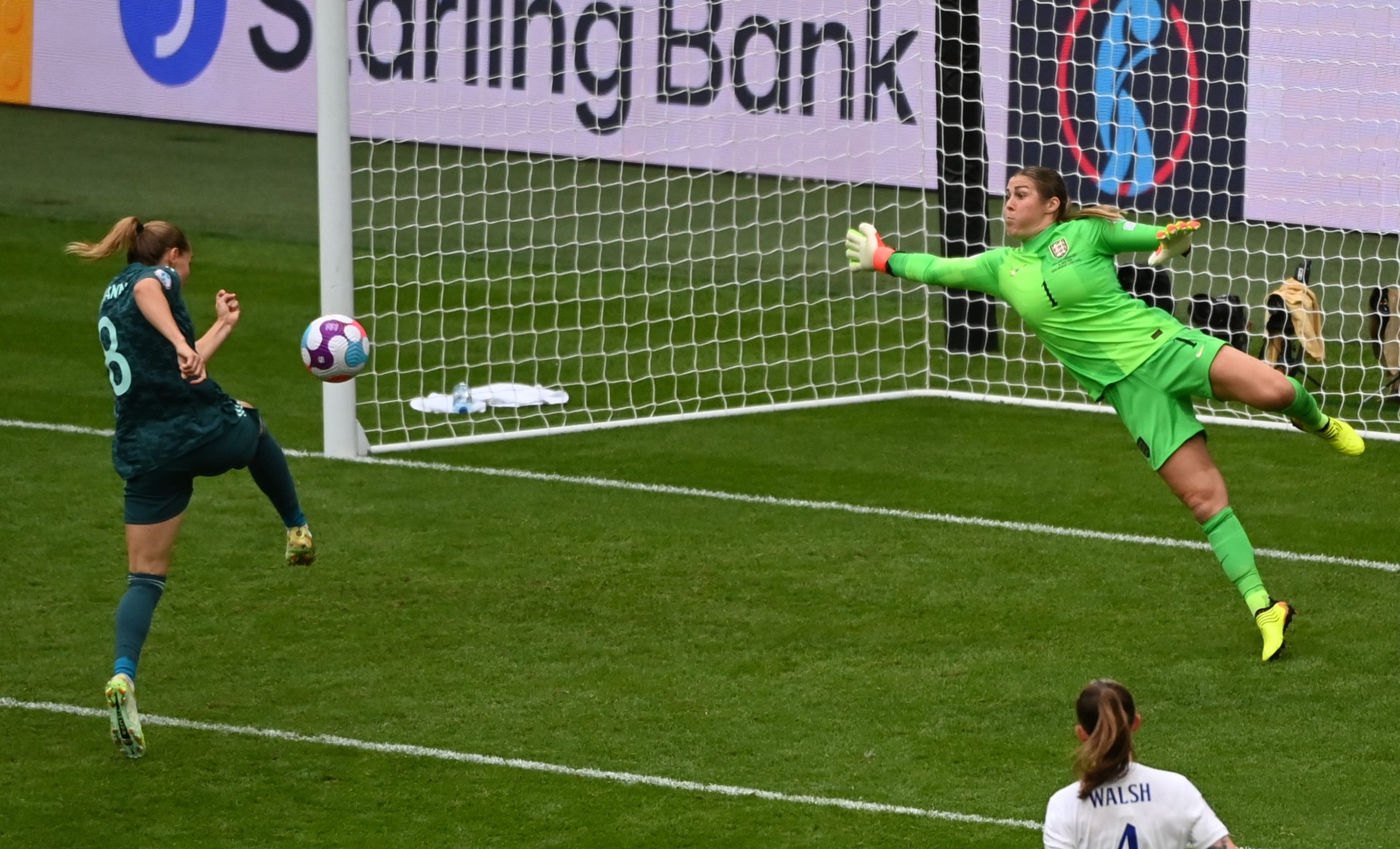 epa10100505 England's goalkeeper Mary Earps (R) in action against Germany's Sydney Lohmann during the UEFA Women's EURO 2022 final between England and Germany at Wembley in London, Britain, 31 July 2022.  EPA/Andy Rain