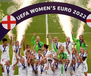 epa10100690 England's team celebrates with the trophy after winning the UEFA Women's EURO 2022 final between England and Germany at Wembley in London, Britain, 31 July 2022.  EPA/Andy Rain