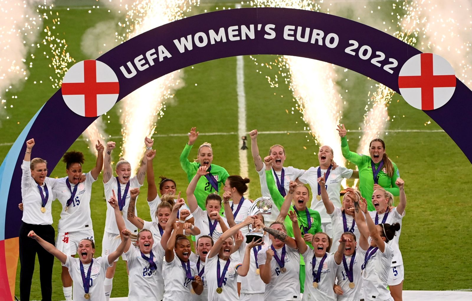 epa10100690 England's team celebrates with the trophy after winning the UEFA Women's EURO 2022 final between England and Germany at Wembley in London, Britain, 31 July 2022.  EPA/Andy Rain