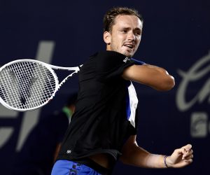 epa10105119 Daniil Medvedev of Russia in action against Rinky Hijikata of Australia during the Los Cabos Open tennis tournament in Los Cabos, Baja California Sur, Mexico, 03 August 2022.  EPA/Jorge Reyes
