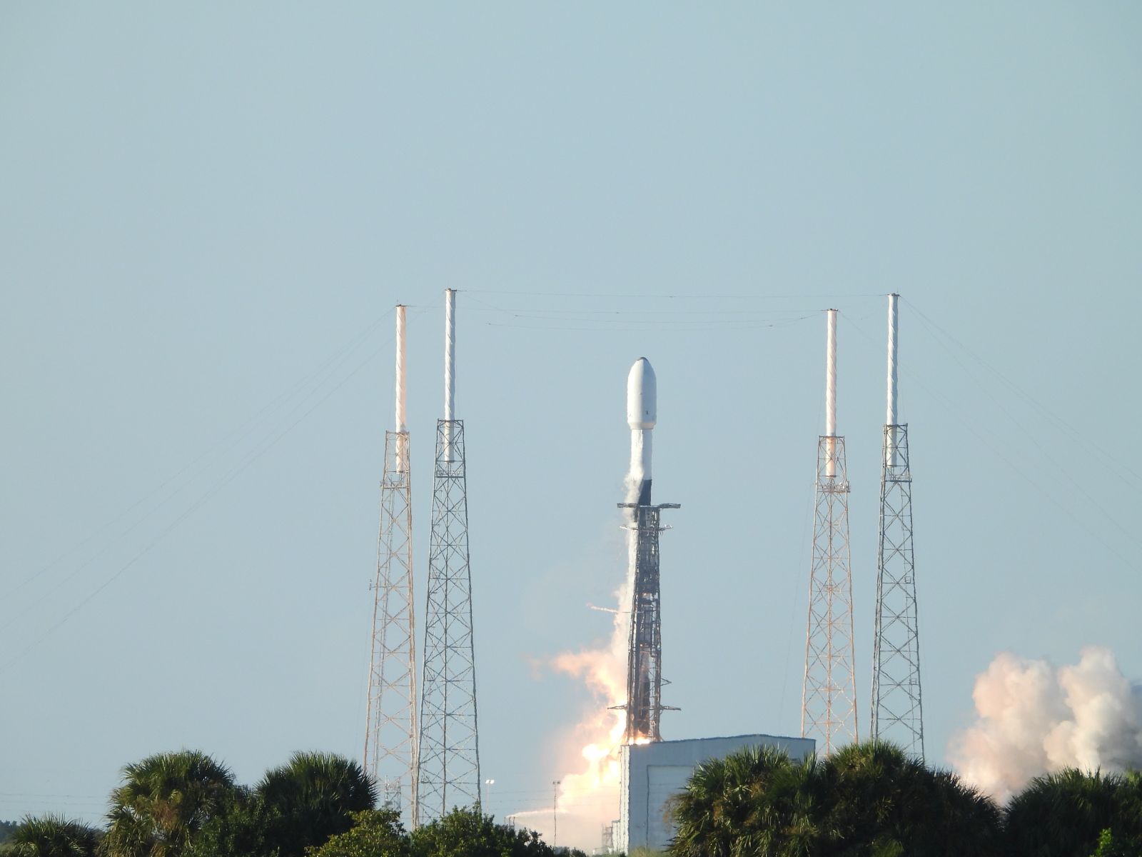epa10106560 A SpaceX Falcon 9 rocket carrying South Korea's first lunar orbiter, the Korea Pathfinder Lunar Orbiter known as Danuri, lifts off from Cape Canaveral Space Force Station in Cape Canaveral, Florida, USA, 04 August 2022.  EPA/YONHAP / POOL SOUTH KOREA OUT