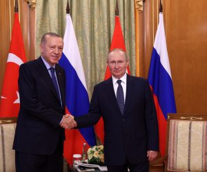 epa10107203 Russian President Vladimir Putin (R) shakes hand with Turkey's President Recep Tayyip Erdogan during a meeting in Sochi, Russia, 05 August 2022.  EPA/VYACHESLAV PROKOFYEV / SPUTNIK / KREMLIN POOL MANDATORY CREDIT
