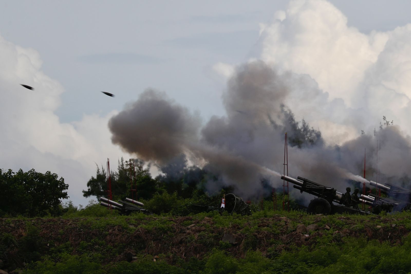 epaselect epa10112041 Taiwanese soldiers fire artillery during a live-fire drill in Pingtung, Taiwan, 09 August 2022. Taiwan's military held a live fire drill to simulate defense of the country against a Chinese invasion, following the China's recent live fire drill in the six maritime areas around Taiwan.  EPA/RITCHIE B. TONGO