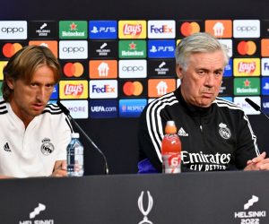 epa10112879 A handout photo made available by the UEFA of Carlo Ancelotti (C), Head Coach of Real Madrid, and players Karim Benzema (R) and Luka Modric (L) speakinig at the Real Madrid CF press conference in Helsinki, Finland, 09 August 2022, on the eve of the UEFA Super Cup Final 2022 between Real Madrid and Eintracht Frankfurt.  EPA/Oliver Hardt / UEFA HANDOUT  HANDOUT EDITORIAL USE ONLY/NO SALES
