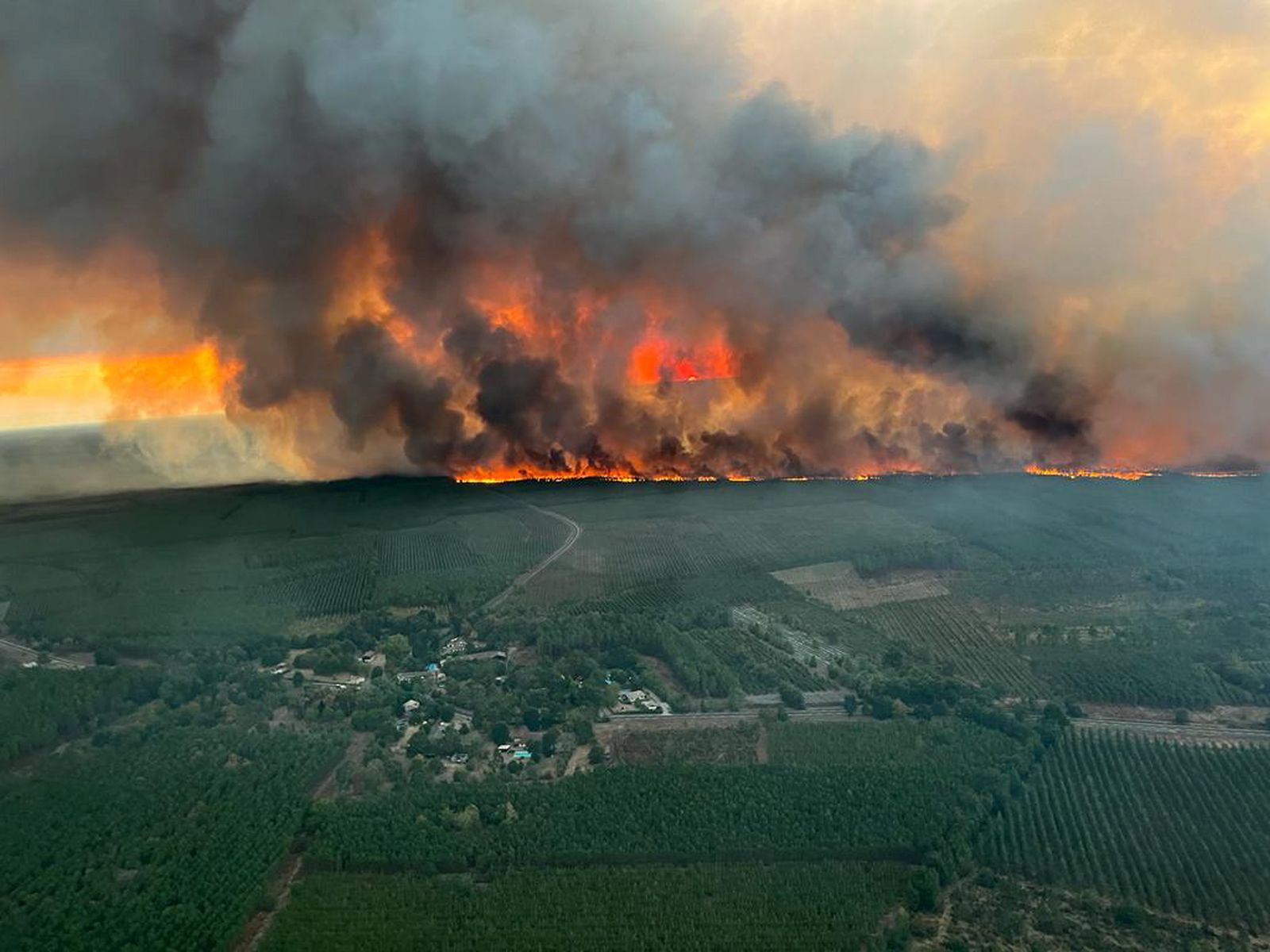 epa10113519 A handout photo made available by the communication department of the Gironde Firebrigade SDIS33 shows  a forest fire in Saint Magne, in the Gironde region of southwestern France, 09 August 2022 (issued 10 August 2022).  EPA/HANDOUT/SDIS 33 HANDOUT  HANDOUT EDITORIAL USE ONLY/NO SALES