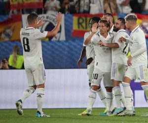 epa10114828 Karim Benzema of Real Madrid (3R) celebrates scoring the 2-0 with teammates during the UEFA Super Cup soccer match between Real Madrid and Eintracht Frankfurt at the Olympic Stadium in Helsinki, Finland, 10 August 2022.  EPA/Petteri Paalasmaa