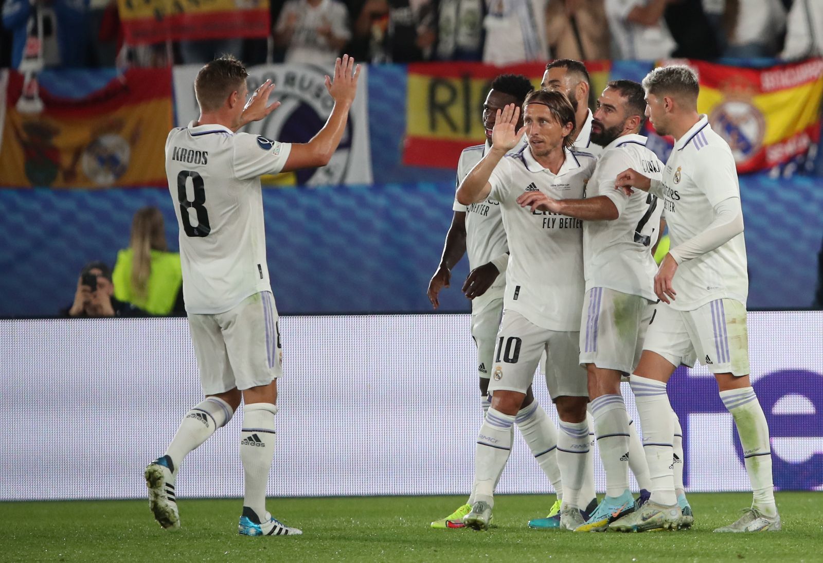 epa10114828 Karim Benzema of Real Madrid (3R) celebrates scoring the 2-0 with teammates during the UEFA Super Cup soccer match between Real Madrid and Eintracht Frankfurt at the Olympic Stadium in Helsinki, Finland, 10 August 2022.  EPA/Petteri Paalasmaa