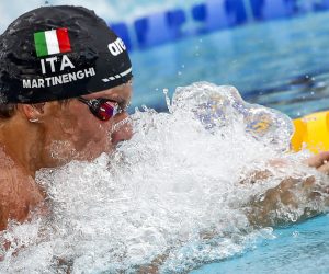 epa10117601 Italy's Nicolo Martinenghi competes in the Men's 100m Backstroke final during the LEN European Aquatics Championships in Rome, Italy, 12 August 2022.  EPA/ANGELO CARCONI