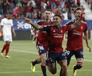 epa10117823 Osasuna's Chimy Avila (C) celebrates after scoring the 1-0 lead during the Spanish LaLiga soccer match between CA Osasuna and Sevilla FC in Pamplona, Spain, 12 August 2022.  EPA/Jesus Diges