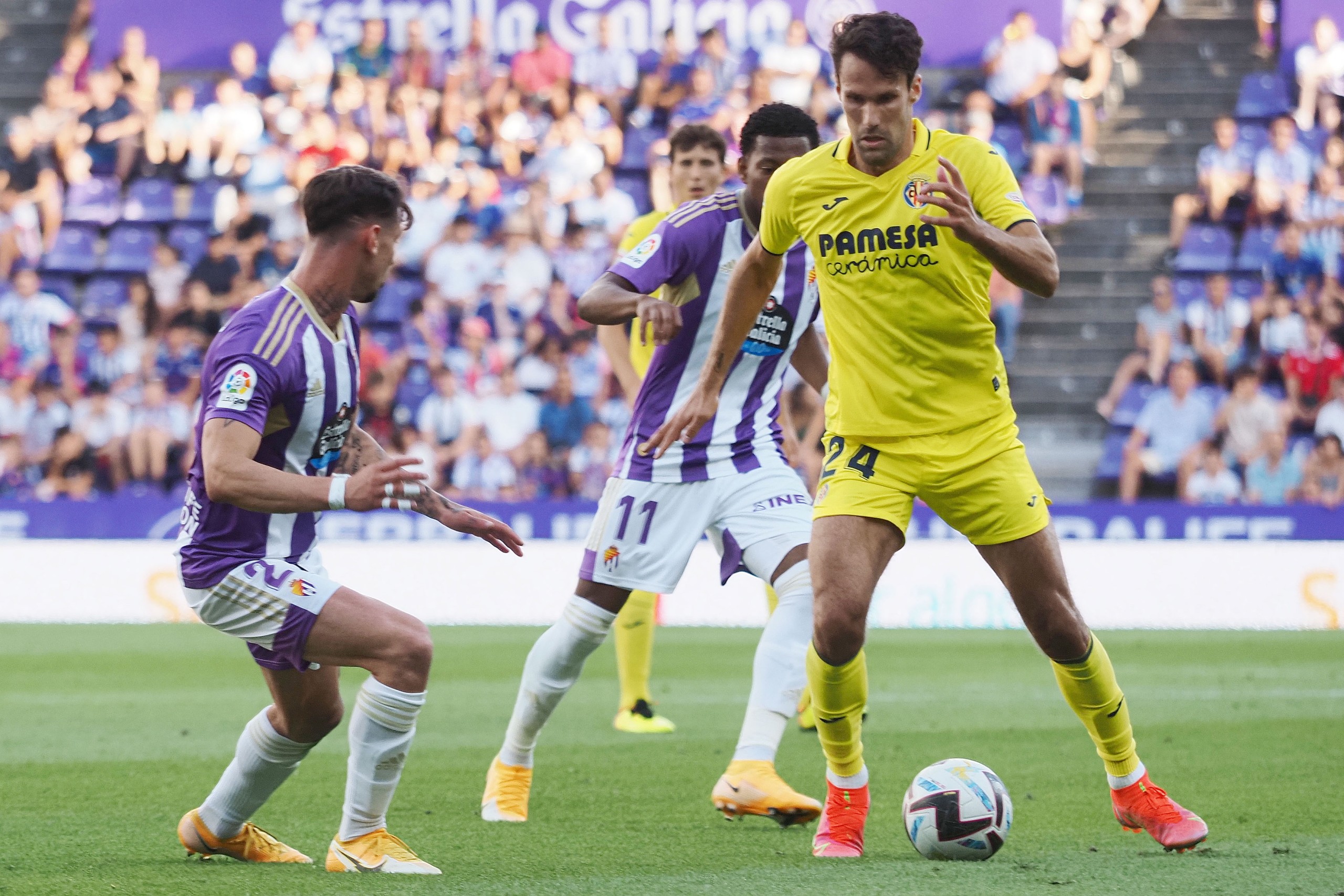 epa10119294 Valladolid's defender Luis Perez (L) in action against Villarreal's defender Alfonso Pedraza during the Spanish LaLiga soccer match between Valladolid CF and Villarreal CF at Jose Zorrilla stadium in Valladolid, Spain, 13 August 2022.  EPA/R. GARCIA