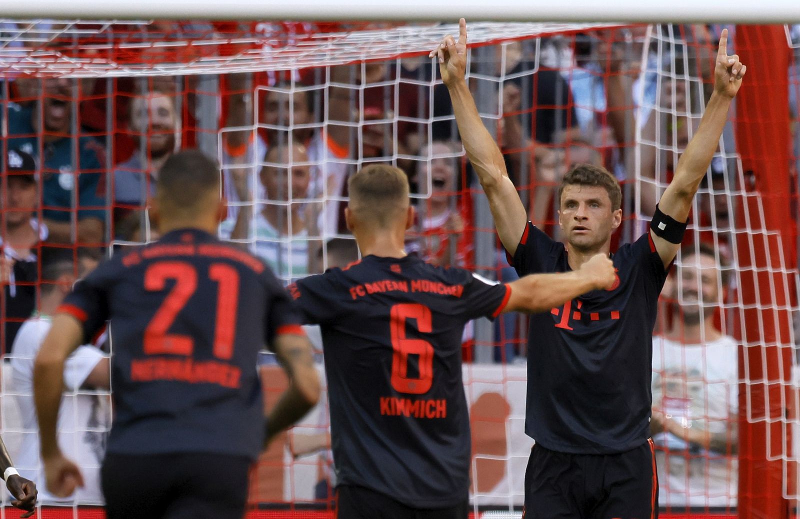epa10120852 Munich's Thomas Mueller (R) celebrates with teammates after scoring the 2-0 lead during the German Bundesliga soccer match between FC Bayern Munich and VfL Wolfsburg in Munich, Germany, 14 August 2022.  EPA/RONALD WITTEK CONDITIONS - ATTENTION: The DFL regulations prohibit any use of photographs as image sequences and/or quasi-video.