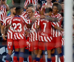 epa10123069 Atletico Madrid's striker Antoine Griezmann (C) celebrates with teammates after scoring the 0-3 goal during the Spanish LaLiga soccer match between Getafe CF and Atletico Madrid held at Alfonso Perez Coliseum, in Getafe, Madrid, central Spain, 15 August 2022.  EPA/Juan Carlos Hidalgo