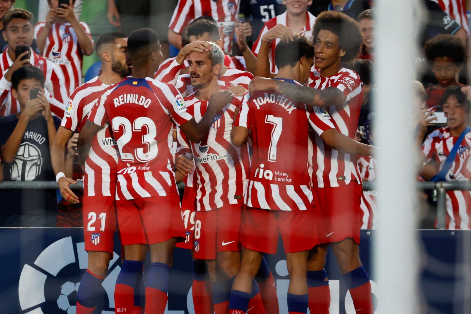 epa10123069 Atletico Madrid's striker Antoine Griezmann (C) celebrates with teammates after scoring the 0-3 goal during the Spanish LaLiga soccer match between Getafe CF and Atletico Madrid held at Alfonso Perez Coliseum, in Getafe, Madrid, central Spain, 15 August 2022.  EPA/Juan Carlos Hidalgo