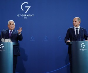epa10124369 German Chancellor Olaf Scholz (R) holds a joint press conference with Palestinian President Mahmoud Abbas (L) at the Chancellery in Berlin, Germany, 16 August 2022. German Chancellor Olaf Scholz and Palestinian President Mahmoud Abbas met for bilateral talks.  EPA/CLEMENS BILAN