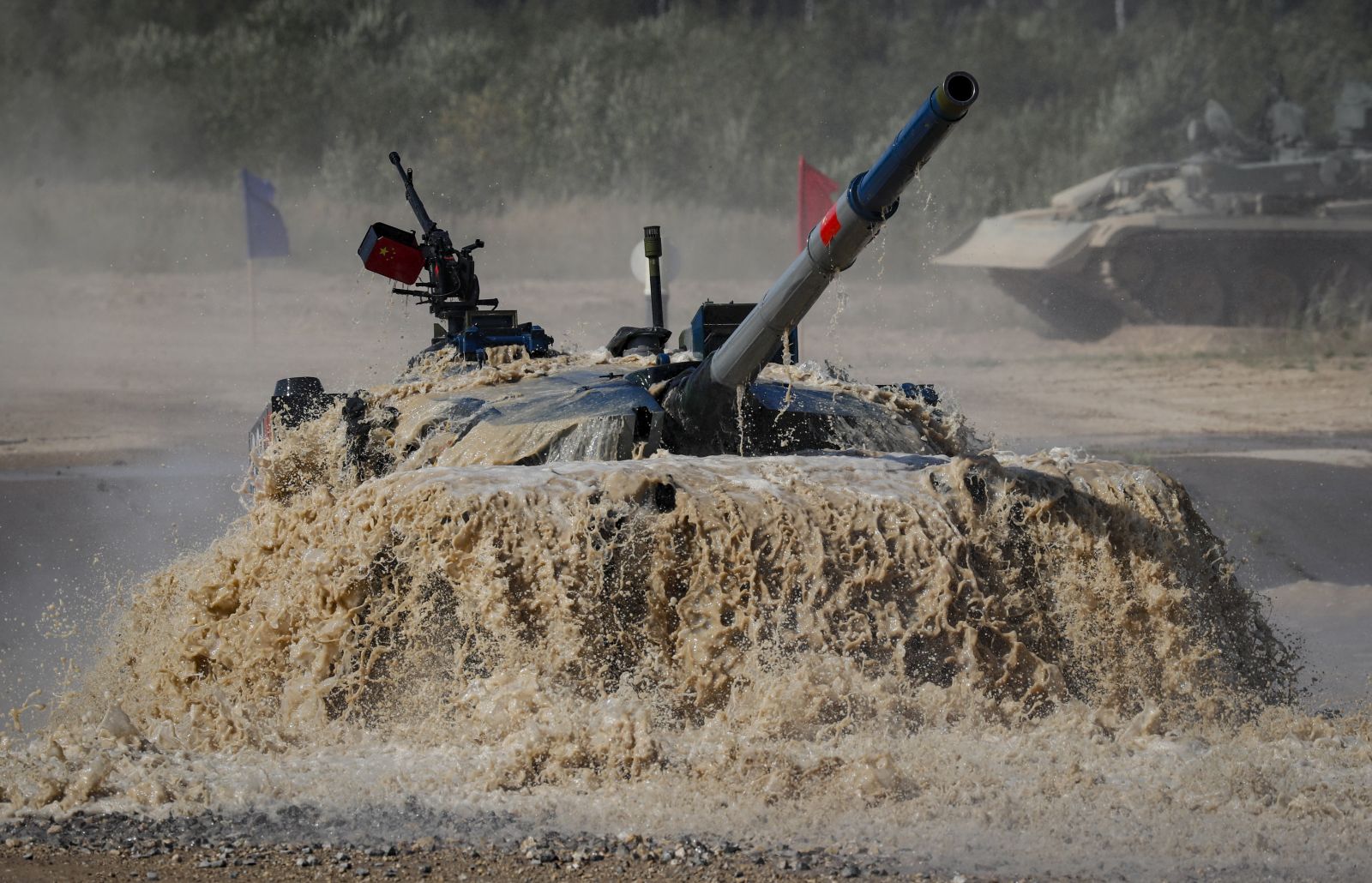 epa10125519 Soldiers from China on a Type 96B (ZTZ-96B) battle tank compete in an individual race during the Tank Biathlon 2022 as part of the International Army Games ARMI-2022 at the Alabino training and tactical complex outside Moscow, Russia, 17 August 2022. The event runs until 27 August.  EPA/YURI KOCHETKOV