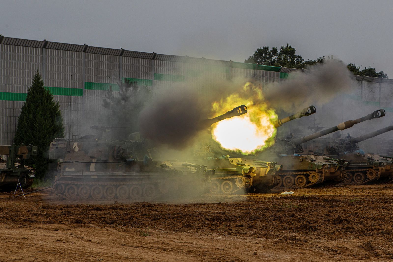epa10128598 Soldiers of the South Korean Army's 28th Division conduct an artillery live-fire drill with K-55A1 self-propelled howitzers at an army training range in Pocheon, north of Seoul, South Korea, 19 August 2022. The military exercise was held to mark the seventh anniversary of the two Koreas' shelling across the inter-Korean border on 20 August 2015.  EPA/YONHAP SOUTH KOREA OUT