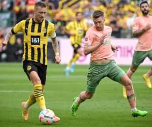 epa10130394 Dortmund's Marco Reus (L) in action against Bremen's Mitchell Weiser (R) during the German Bundesliga soccer match between Borussia Dortmund and Werder Bremen in Dortmund, Germany, 20 August 2022.  EPA/SASCHA STEINBACH CONDITIONS - ATTENTION: The DFL regulations prohibit any use of photographs as image sequences and/or quasi-video.