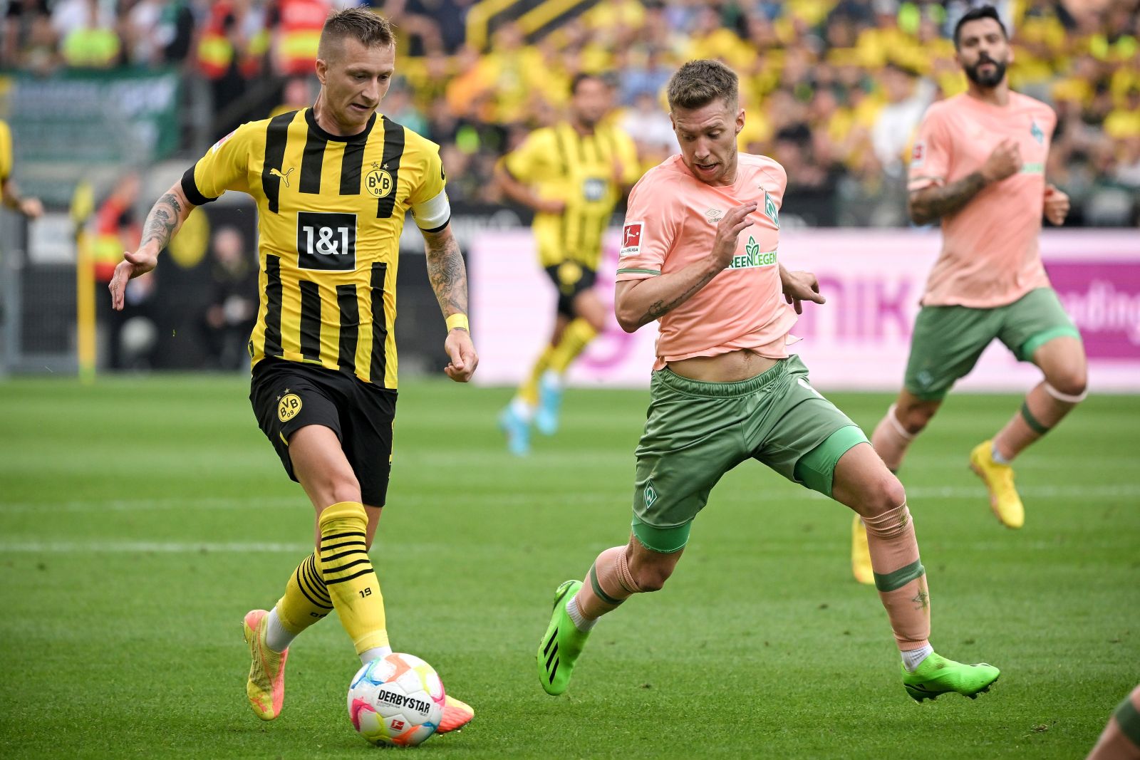 epa10130394 Dortmund's Marco Reus (L) in action against Bremen's Mitchell Weiser (R) during the German Bundesliga soccer match between Borussia Dortmund and Werder Bremen in Dortmund, Germany, 20 August 2022.  EPA/SASCHA STEINBACH CONDITIONS - ATTENTION: The DFL regulations prohibit any use of photographs as image sequences and/or quasi-video.