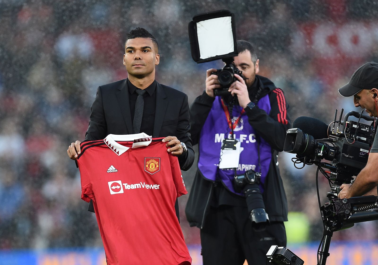 epa10133863 Newly-signed Casemiro (L) of Manchester United poses with the team's jersey on the pitch prior to the start of the English Premier League soccer match between Manchester United and Liverpool FC in Manchester, Britain, 22 August 2022.  EPA/PETER POWELL EDITORIAL USE ONLY. No use with unauthorized audio, video, data, fixture lists, club/league logos or 'live' services. Online in-match use limited to 120 images, no video emulation. No use in betting, games or single club/league/player publications