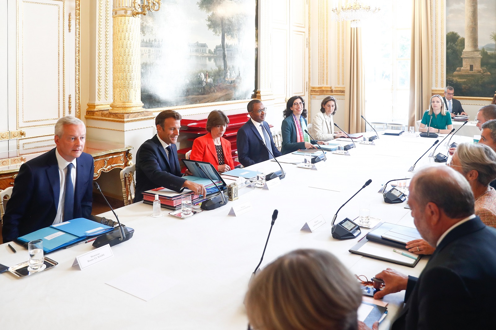 epa10135650 French President Emmanuel Macron (2-L), Economy Minister Bruno Le Maire (L), Foreign Minister Catherine Colonna (C), French Education Minister Pap Ndiaye (4-L) and French Culture Minister Rima Abdul Malak (5-L) attend the cabinet meeting with ministers at the Elysee Palace in Paris, France, 24 August 2022.  EPA/MOHAMMED BADRA / POOL