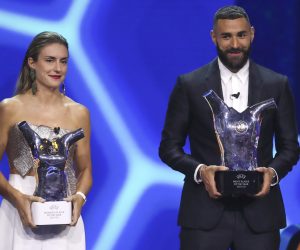 epa10138331 Barcelona’s player Alexia Putellas (L) and Real Madrid player French Karim Benzema (R) pose with their awards for the best players in Europe during the UEFA Champions League group stage draw 2022/23 in Istanbul, Turkey, 25 August 2022.  EPA/SEDAT SUNA