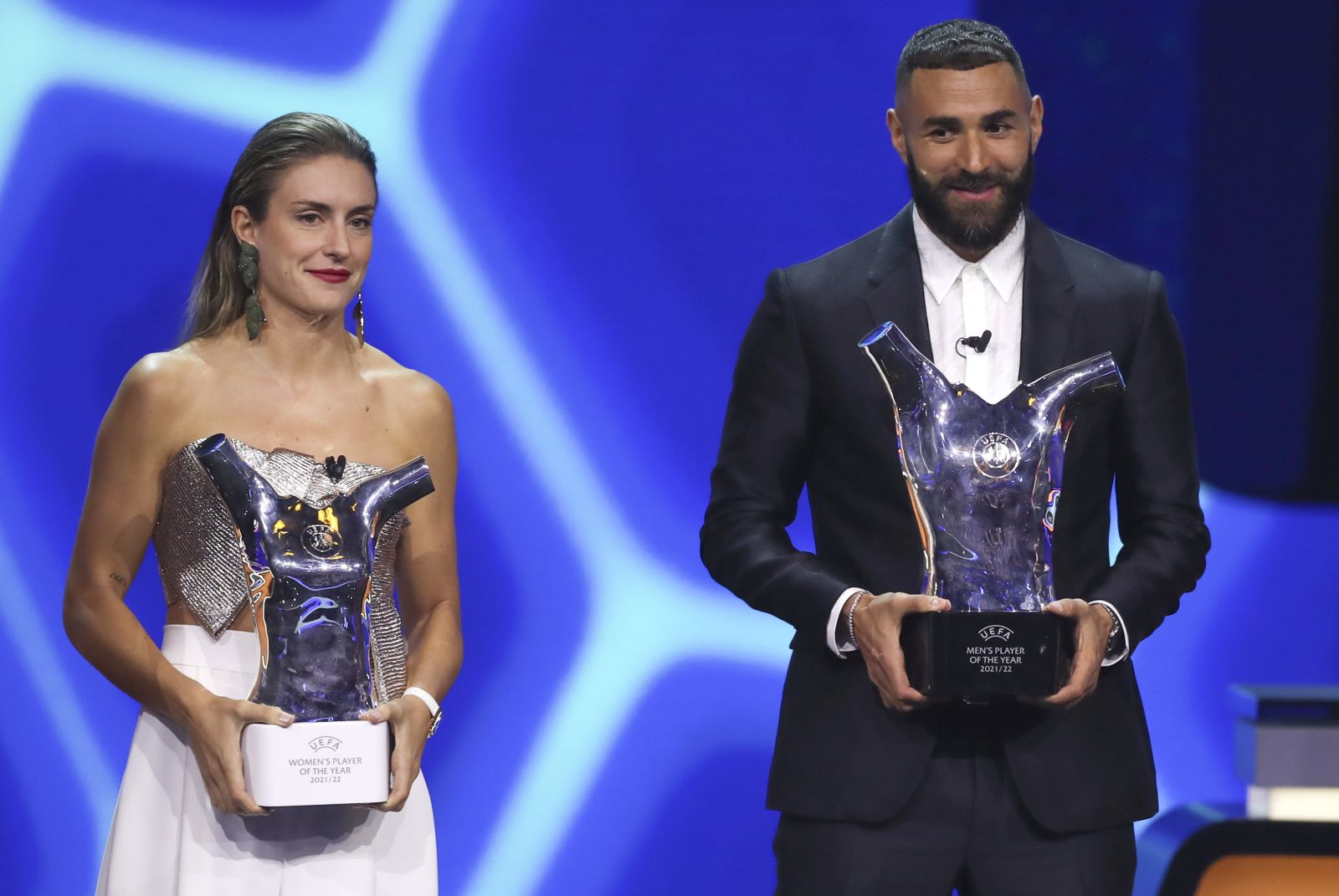 epa10138331 Barcelona’s player Alexia Putellas (L) and Real Madrid player French Karim Benzema (R) pose with their awards for the best players in Europe during the UEFA Champions League group stage draw 2022/23 in Istanbul, Turkey, 25 August 2022.  EPA/SEDAT SUNA