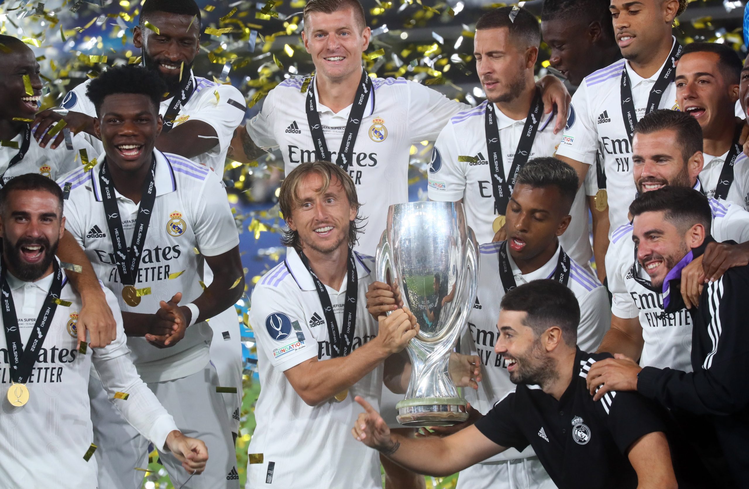 epa10114960 Luka Modric of Real Madrid holds the trophy after winning the UEFA Super Cup soccer match between Real Madrid and Eintracht Frankfurt at the Olympic Stadium in Helsinki, Finland, 10 August 2022.  EPA/Mauri Ratilainen