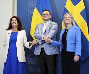 epa10144755 (L-R) Sweden's Foreign Minister Ann Linde, Ukraine's Foreign Minister Dmytro Kuleba, and Sweden's Prime Minister Magdalena Andersson pose for a photo prior to a meeting in Stockholm, Sweden, 29 August 2022.  EPA/JESSICA GOW  SWEDEN OUT