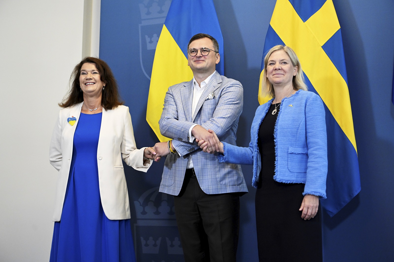 epa10144755 (L-R) Sweden's Foreign Minister Ann Linde, Ukraine's Foreign Minister Dmytro Kuleba, and Sweden's Prime Minister Magdalena Andersson pose for a photo prior to a meeting in Stockholm, Sweden, 29 August 2022.  EPA/JESSICA GOW  SWEDEN OUT