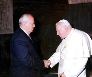 epa10148335 (FILE) Pope John Paul II (R) shakes hands with Nobel Peace Prize laureate and former Soviet Union President Mikhail Gorbachev (L) in Vatican City, 13 November 2000 (reissued 30 August 2022). According to a Moscow Central Clinical Hospital statement, former Soviet president Mikhail Gorbachev has died at the age of 91. As a supporter of the de-Stalinization programs of his predecessor Nikita Khrushchev, Gorbachev initiated numerous reforms during his tenure. He signed a nuclear arms treaty with the United States and withdrew the Soviet Union from the Soviet-Afghan war. His policies created freedom of speech and press, and decentralized fiscal policy planning and execution to increase efficiency. Gorbachev was the last leader of the Soviet Union, overseeing Russia’s transition from one party rule to fragile democracy.  EPA/VATICAN POOL *** Local Caption *** 00403662