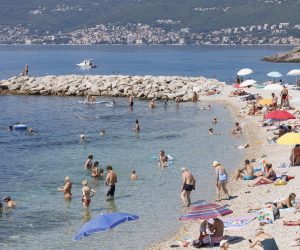 01.08.2022.., Rijeka -  Gradani i turisti uzivaju na plazi u jeku sezone. 

 Photo: Nel Pavletic/PIXSELL