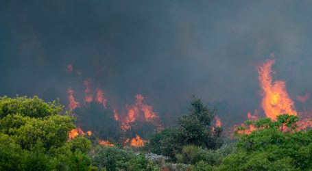 Bukte požari kod Šibenika, spojili se u jedan: Naselja bez struje, u kanader se zabila ptica, građanima stiglo upozorenje!