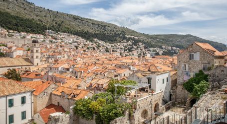 U Dubrovniku se potuklo više ljudi. Jedna osoba pala sa zida, teško je ozlijeđena