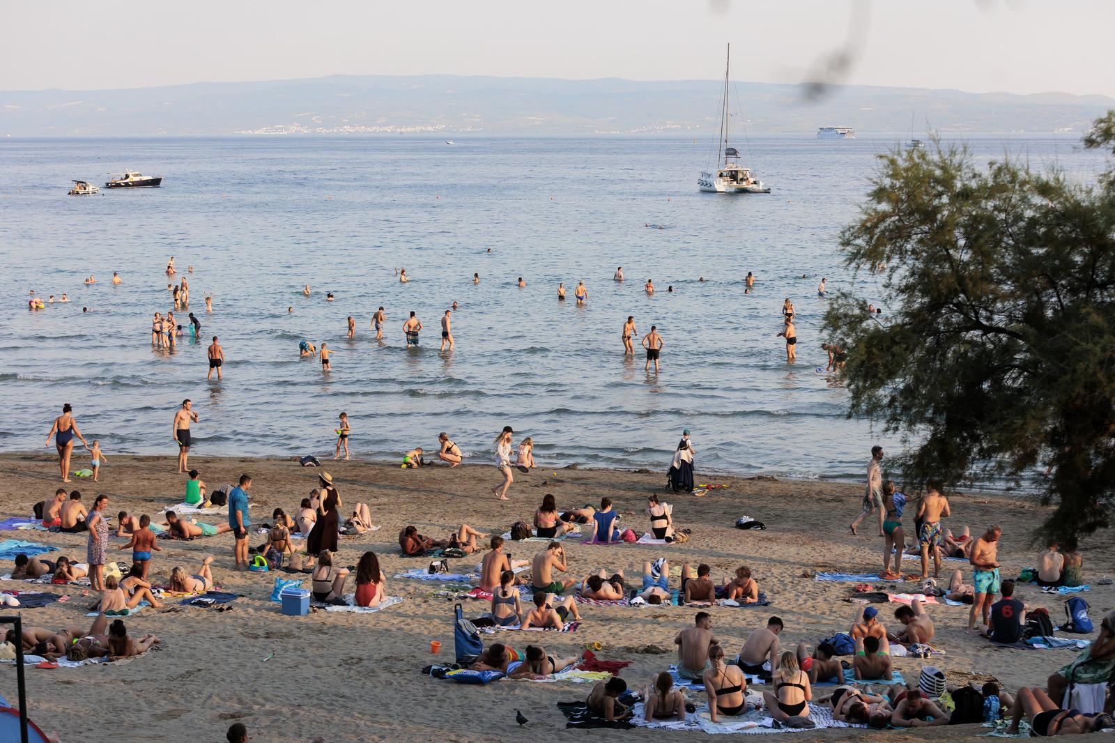 06.08.2022., Split - Subotnje poslijepodne brojni Splicani i njihovi gosti proveli su na Bacvicama. Photo: Miroslav Lelas/PIXSELL
