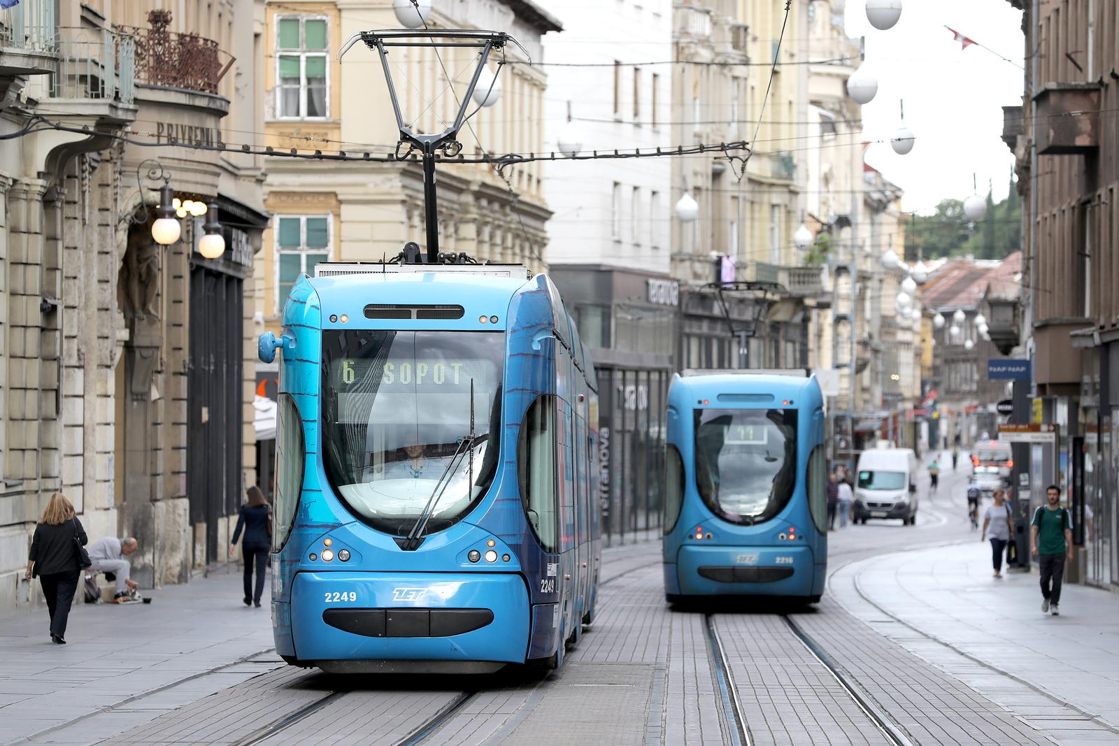 11.07.2022., Zagreb - ZET je od danas dodatno smanjio broj polazaka i uveo ljetni vozni red u tramvajskom i autobusnom prometu, pa ce cekanja i trcanja za vozilima biti sve cesca.

 Photo: Patrik Macek/PIXSELL