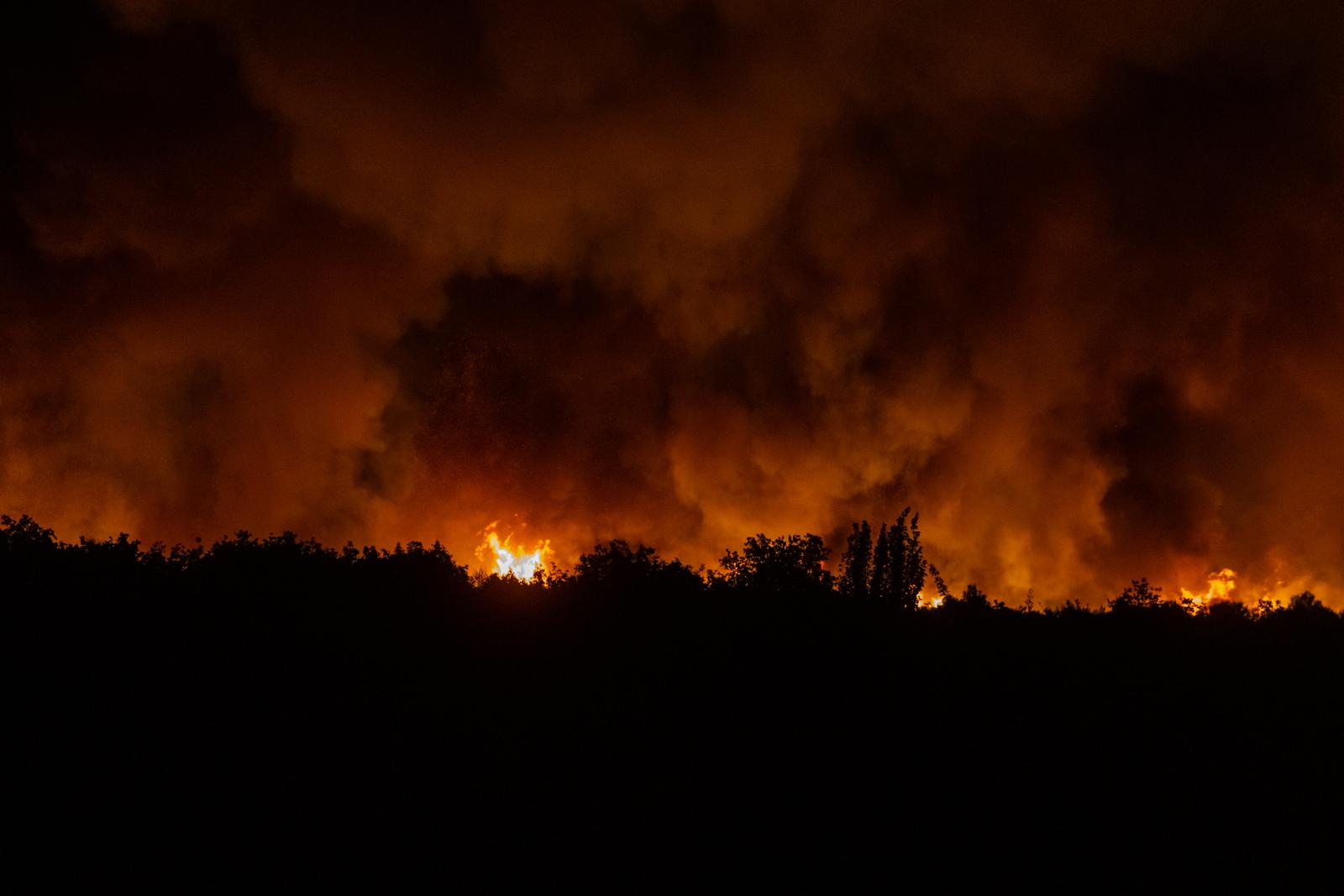 13.07.2022., Sibenik, Zaton - Požar se zbog jakog vjetra proširio na brdo pored Zatona.  Photo: Sime Zelic/PIXSELL