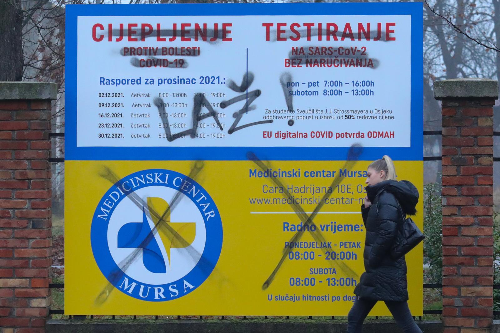 15.12.2021., Osijek - Nasuprot ulaza u KBC Osijek a uz mjesto testiranja na COVID-19, presaran je plakat koji upucuje gradjane o mjestu i vremenu cijepljenja i testiranja. Photo: Dubravka Petric/PIXSELL
