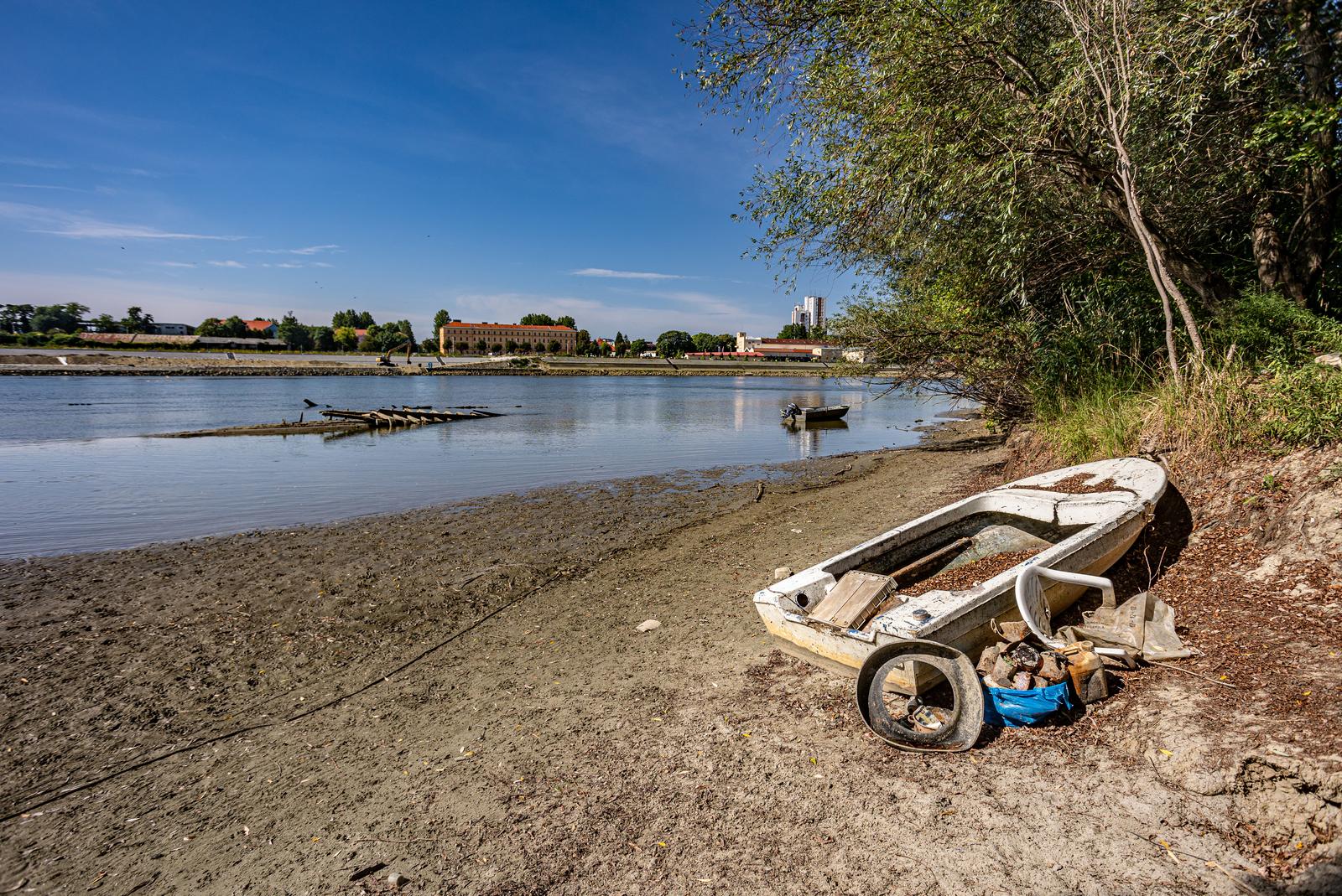 16.08.2022., Osijek - Nizak vodostaj rijeke Drave kod Osijeka. Photo: Davor Javorovic/PIXSELL