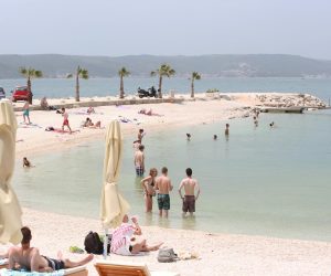 17.06.2016., Split - Turisti potrazili osvjezenje od vrucine na plazi Kasuni. rPhoto: Miranda Cikotic/PIXSELL