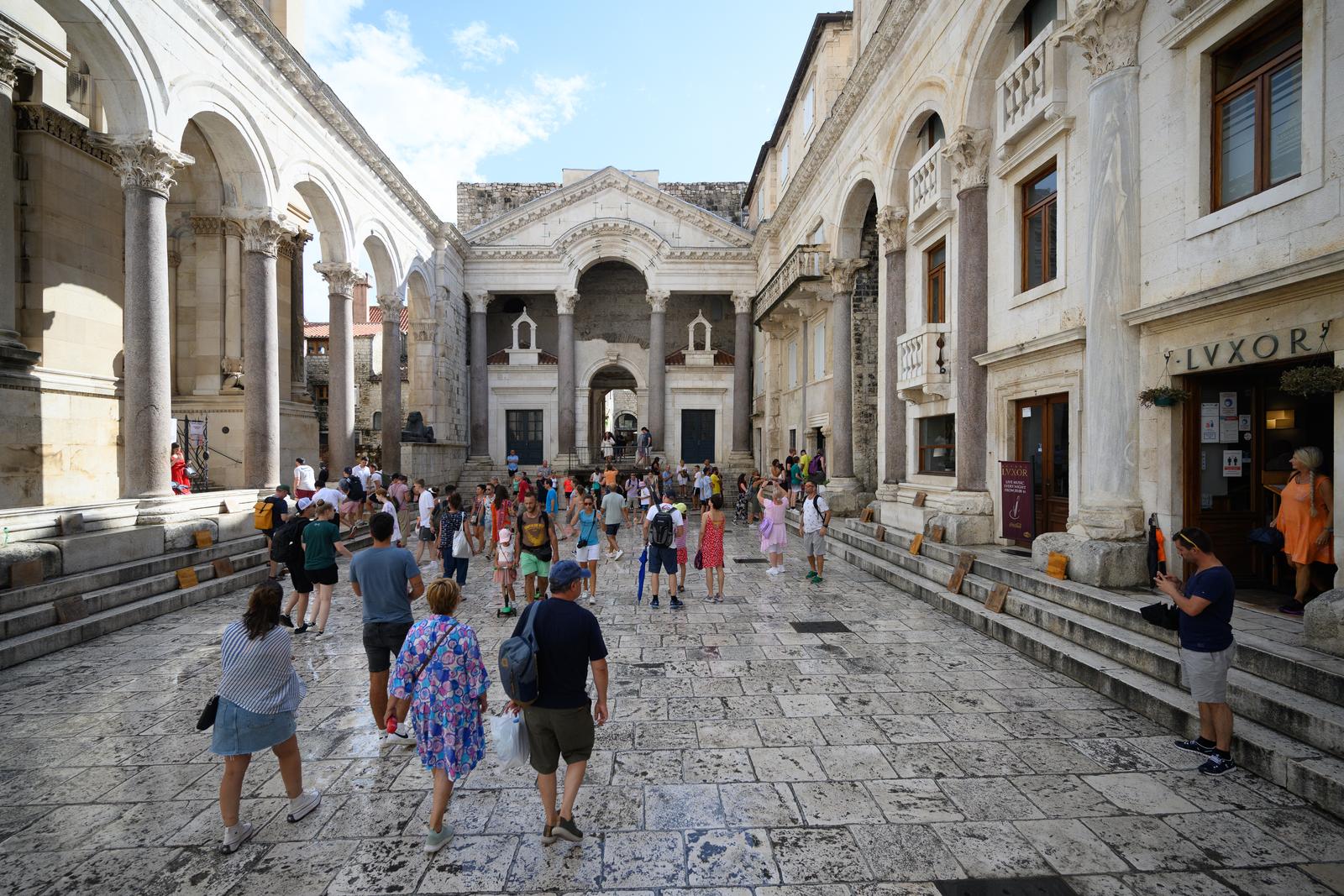 20.08.2022., Split - Ljetni pljusak u Splitu iznenadio je turiste, ali cim je kisa prestala turisti su se vratili na ulice grada. Photo: Davor Puklavec/PIXSELL