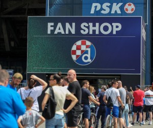 21.05.2022., Zagreb - Fan zona GNK Dinama ispred stadiona i veliki redovi u Fanshopu. Photo: Luka Stanzl/PIXSELL