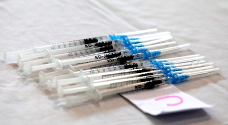 Britanija odobrila cjepivo protiv covida za izvornu i omikron varijantu