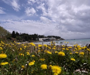 22.04.2022.,Split- Promjenjivo proljetno vrijeme uz juzinu i poneki pljusak ispraznilo plazu Bacvice od kupaca.
 Photo: Ivo Cagalj/PIXSELL