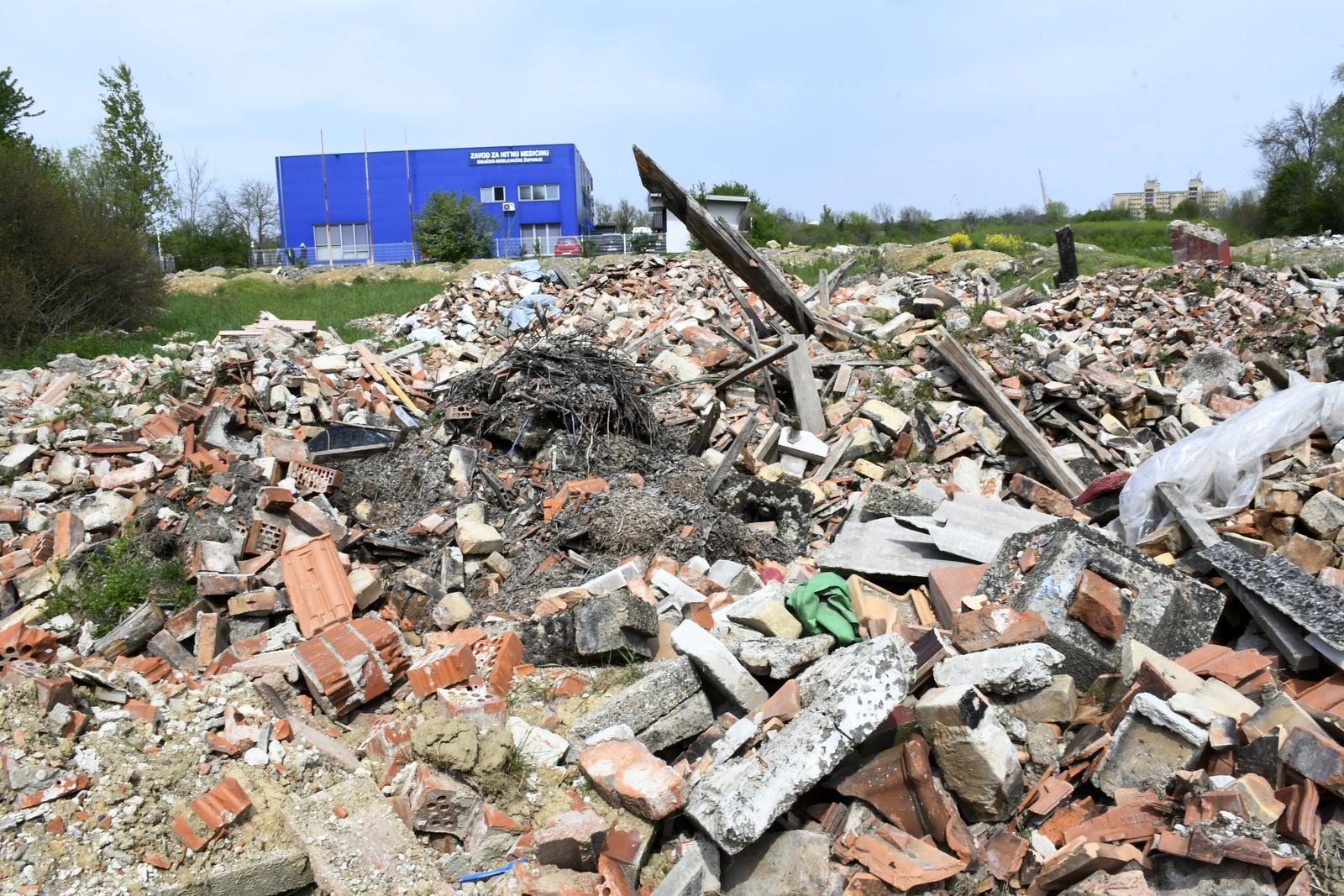 26.04.2021., Sisak - Divlje odlagaliste gradjevinskog otpada na koje gradjani bacaju ostatke u potresu ostecenih kuca. Photo: Nikola Cutuk/PIXSELL
