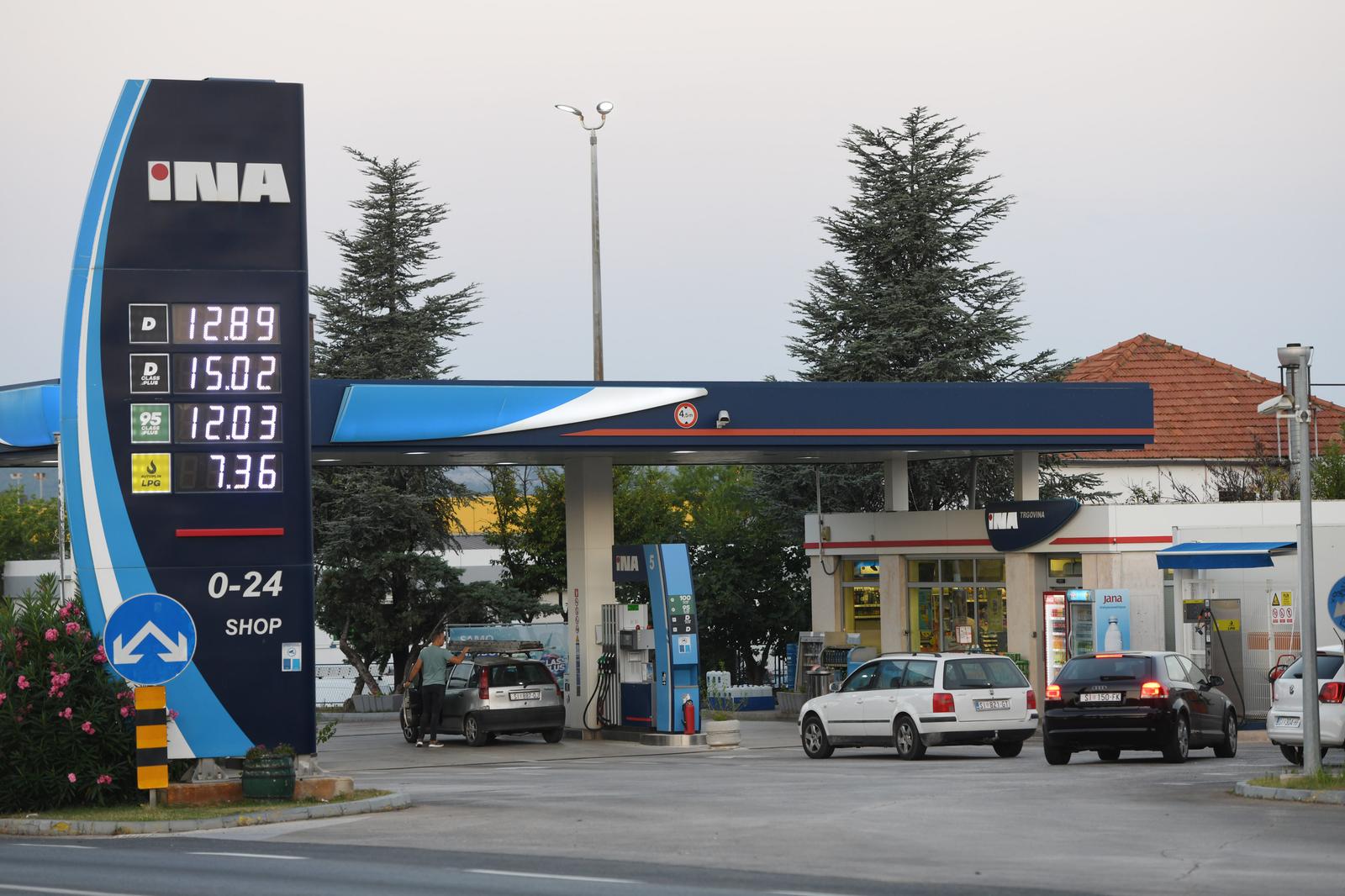 26.07.2022., Sibenik - Od ponoci nove znatno nize cijene goriva na benzinskim postajama sirom Hrvatske. Photo: Hrvoje Jelavic/PIXSELL