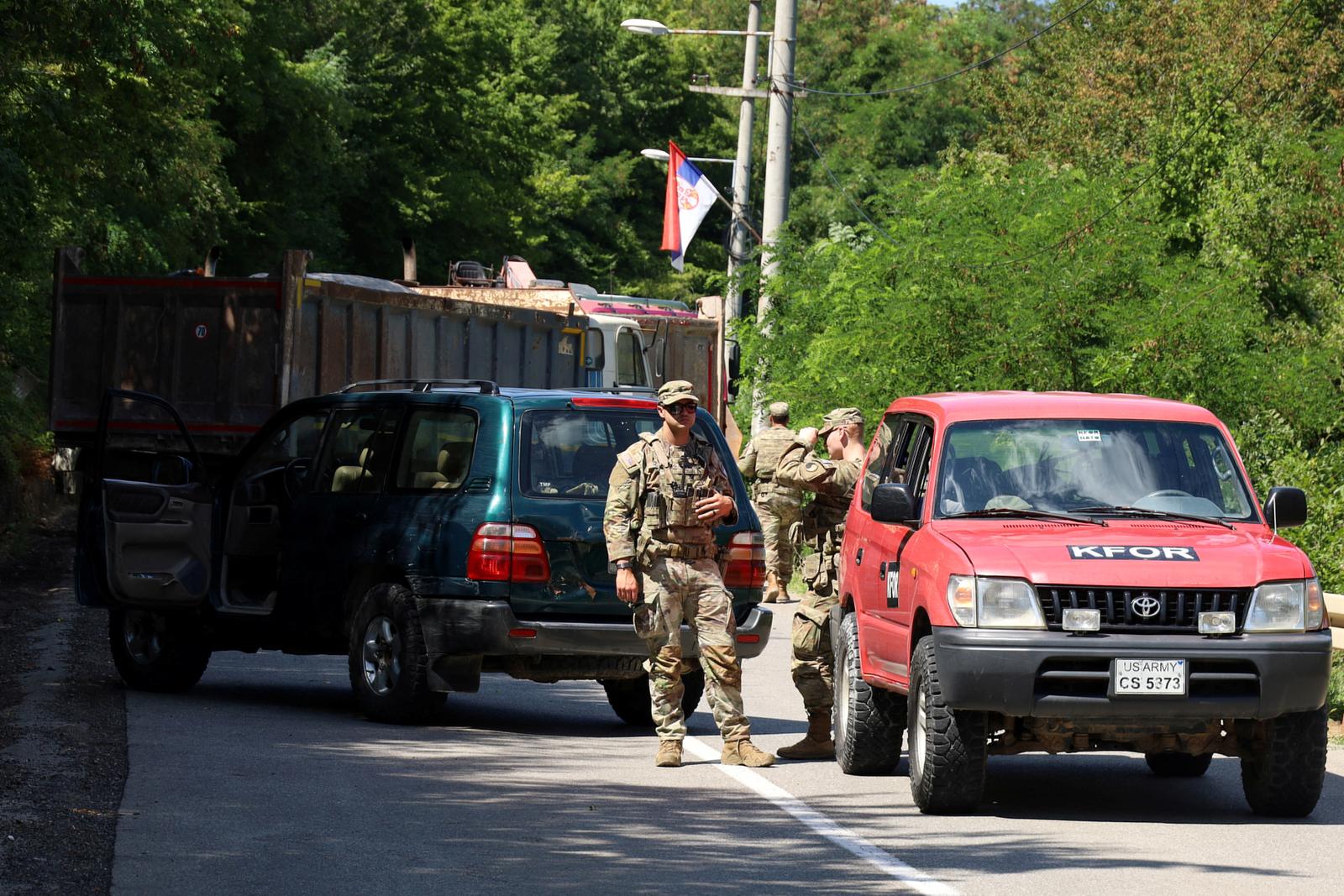 U.S. troops part of KFOR are seen as trucks block a road in Zupce, Kosovo August 1, 2022. REUTERS/Fatos Bytyci NO RESALES. NO ARCHIVES. Photo: Stringer/REUTERS