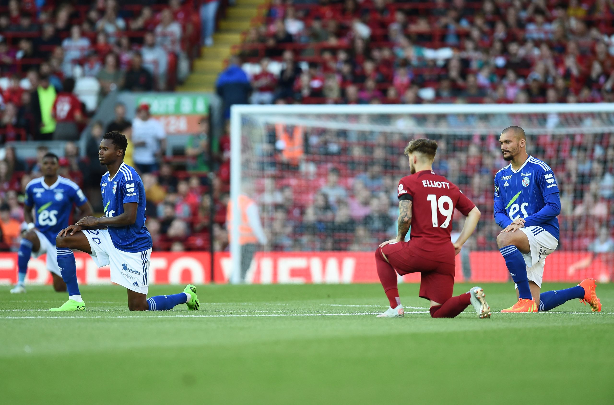 Soccer Football - Pre Season Friendly - Liverpool v RC Strasbourg - Anfield, Liverpool, Britain - July 31, 2022 General view as players kneel in support of the Black Lives Matter campaign before the match REUTERS/Peter Powell Photo: Peter Powell/REUTERS