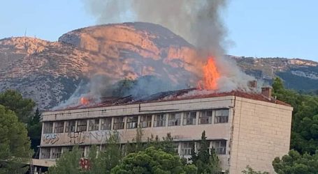 Požar na Bijeloj kući u Bolu još nije ugašen. Izgorjelo oko tisuću kvadrata krova