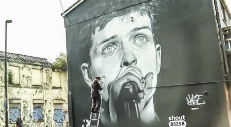 Mural s likom Iana Curtisa prekriven reklamom za novi album repera Aitcha izazvao zgražanje